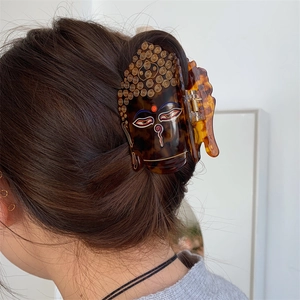 Détail de la pince à cheveux écaille de tortue avec motif Bouddha vue de dos