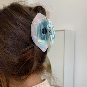 Pince à cheveux œil unique en acétate avec une finition perlée colorée irisée