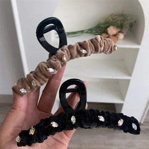Pinces à cheveux en velours avec strass en marron et noir pour un style élégant