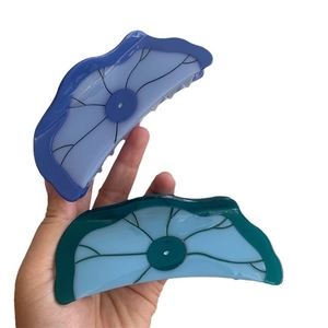 Pince à cheveux artistique en acétate au design feuille de lotus bleu et vert
