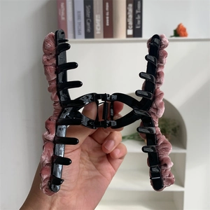 Détail de la grande pince à cheveux en velours vieux rose avec ressort robuste