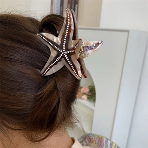 Pince à cheveux étoile de mer en acétate avec motif écaille de tortue et pois blancs