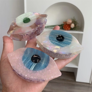 Détail macro de pinces à cheveux en acétate en forme d'œil avec texture d'iris nacrée