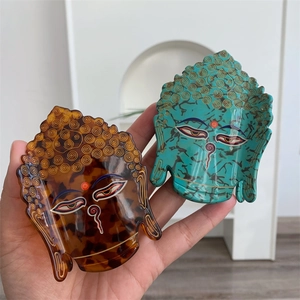 Détail des pinces à cheveux Bouddha en acétate avec motifs écaille de tortue et turquoise