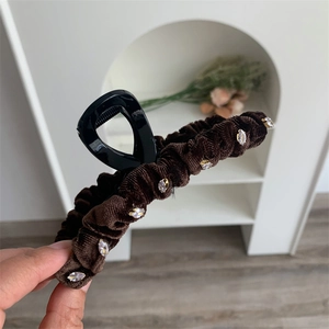 Détails de la grande pince à cheveux en velours marron ornée de strass étincelants