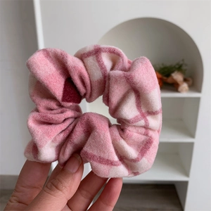 Gros plan détaillé d'un chouchou à carreaux roses en flanelle épaisse de qualité