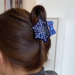 Pince à cheveux flocon de neige bleu foncé avec strass portée par un mannequin