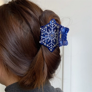 Pince à cheveux flocon de neige bleu avec strass et motifs hivernaux en acétate