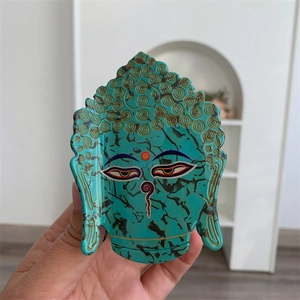 Vue détaillée de la pince à cheveux tête de bouddha en acétate avec texture marbre vert