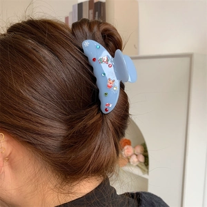 Squisita molletta per capelli in acetato azzurro fatta a mano con strass natalizi colorati
