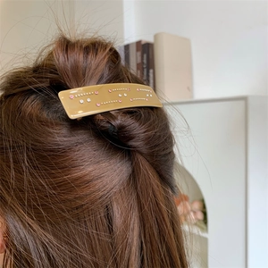 Pince à cheveux élégante en acétate caramel avec perles blanches et strass étincelants