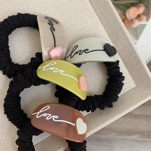 Chouchou Élastique à Cheveux avec Lettre LOVE et Coeur pour Femmes Filles en Tissu Plissé et Résine Plastique