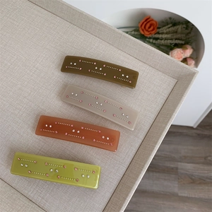 Lot de quatre barrettes rectangulaires en acétate avec strass en olive, beige et cannelle