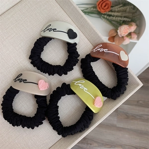 Lot de quatre chouchous LOVE style coréen en blanc, marron, beige et vert olive doux