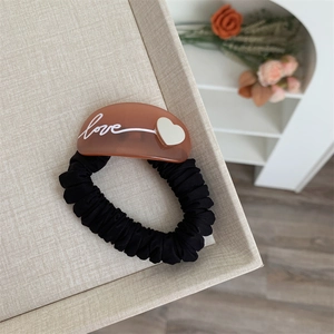 Chouchou noir élégant avec texte Love et détail coeur sur plaque de résine