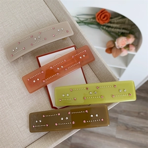 Lot de quatre barrettes en acétate colorées avec strass brillants et pince à ressort