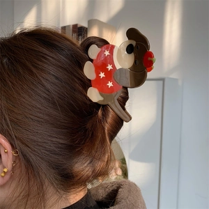 Pince à cheveux chien mignon avec motif de pull à étoiles rouges sur les cheveux