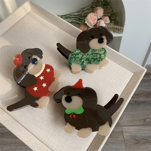 Détail de trois pinces à cheveux créatives en forme de chien aux motifs festifs