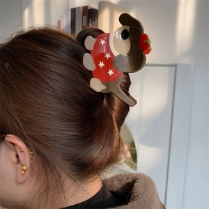 Détail de la pince à cheveux chien mignon avec pull à étoiles sur les cheveux
