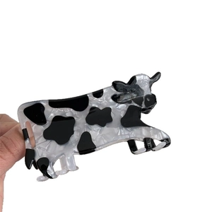 Simpatico fermaglio per capelli a forma di mucca con motivo maculato bianco e nero