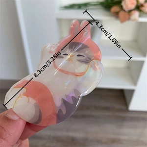 Vista dettagliata delle dimensioni di una molletta per capelli con gatto in acetato