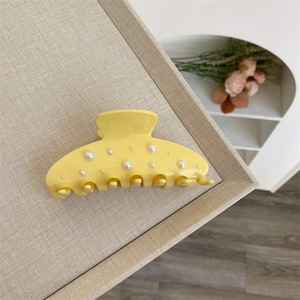 Elegante molletta per capelli in acetato giallo crema con decorazioni di perle