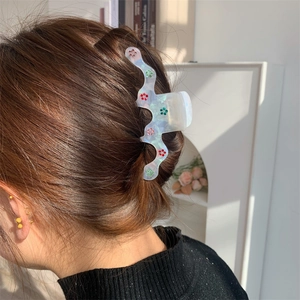 Détail de la pince à cheveux crabe ornée de fleurs en strass et fini opale nacré