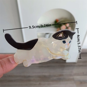 Dettaglio della molletta per capelli a gatto con lunghezza 9,5cm e trama in acetato