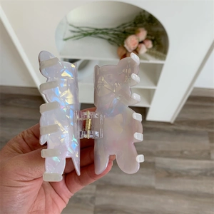 Detail of the large pearlescent hair claw clip with colorful iridescent finish