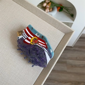 Dettaglio molletta per capelli in acetato marmorizzato viola con bandiera USA e ritratto