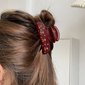 Dunkelrote Haarspange aus Acetat mit Kristall-Kirsch-Details im Haar getragen