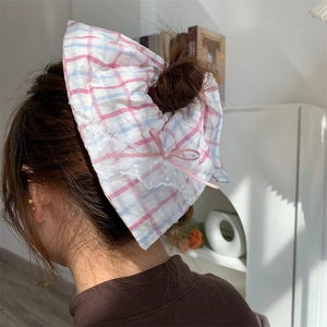 Chouchou à nœud à carreaux roses et bleus avec dentelle à pois blancs et ruban de soie