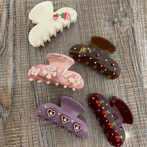 Detailset mit 5 Blumen- und Herz-Haarklammern aus Acetat in Creme-, Rosa- und Rottönen