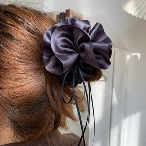 Chouchou élégant fleur en satin avec rubans sur cheveux châtains vue de dos