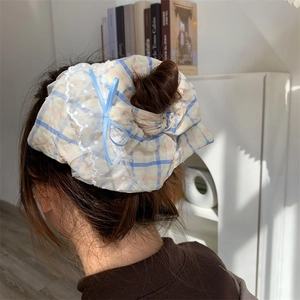 Chouchou à carreaux pastel avec nœud en dentelle et ruban bleu pour accessoire de cheveux