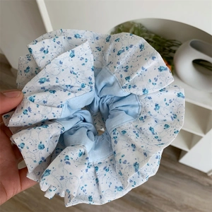 Chouchou oversize à fleurs bleu clair avec volants pour coiffures élégantes