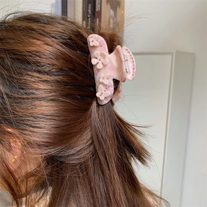 Haarklammer aus Acetat in Rosa-Marmor-Optik mit 3D-Blüten und Schmetterlings-Dekor