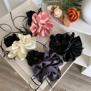 Chouchous élégants en satin avec rubans en rose, or, noir et gris pour femmes