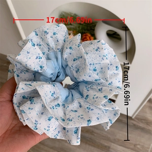 Chouchou géant 17cm bleu clair à fleurs avec texture plissée pour coiffures chignons