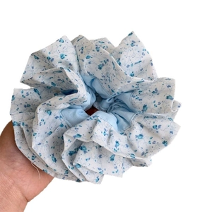 Chouchou géant aux fleurs bleues avec froufrous superposés et design plissé