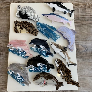 Collection de pinces à cheveux animaux marins en acétate avec motifs marbre et écaille