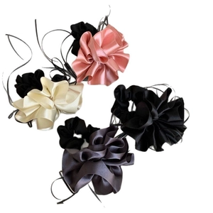 Chouchous satinés brillants en rose crème noir et gris avec longs rubans