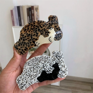 Pinces à cheveux en acétate forme chat avec motif léopard et texture marbrée