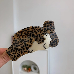 Détail d'une pince à cheveux en forme de chat endormi en acétate écaille de tortue chic