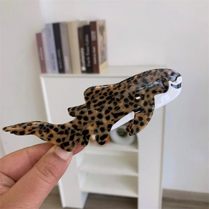 Gros plan d'une pince à cheveux requin-baleine avec motif léopard et fini brillant