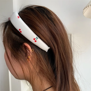 Süßer weißer gepolsterter Haarreif mit roten Kirschmustern für einen voluminösen Look