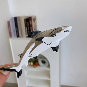 Détail de la pince à cheveux requin en acétate montrant le fini brillant et la prise