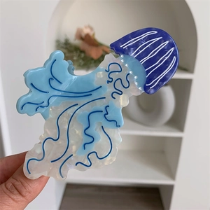 Dettaglio dell'esclusiva pinza per capelli a medusa in acetato blu e madreperla