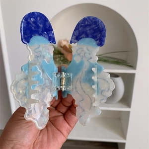 Dettaglio ravvicinato della molletta per capelli in acetato a forma di medusa blu mare