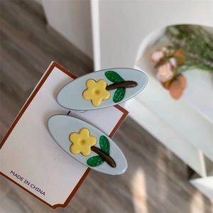 Dettaglio di eleganti fermagli per capelli in acetato grigio con fiori 3D in set